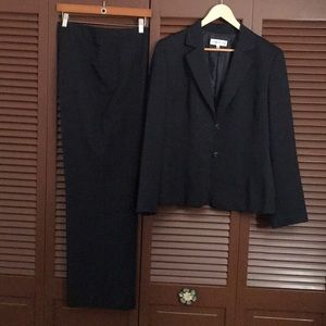 Never Worn Size 16 Navy Evan Picone pant suit